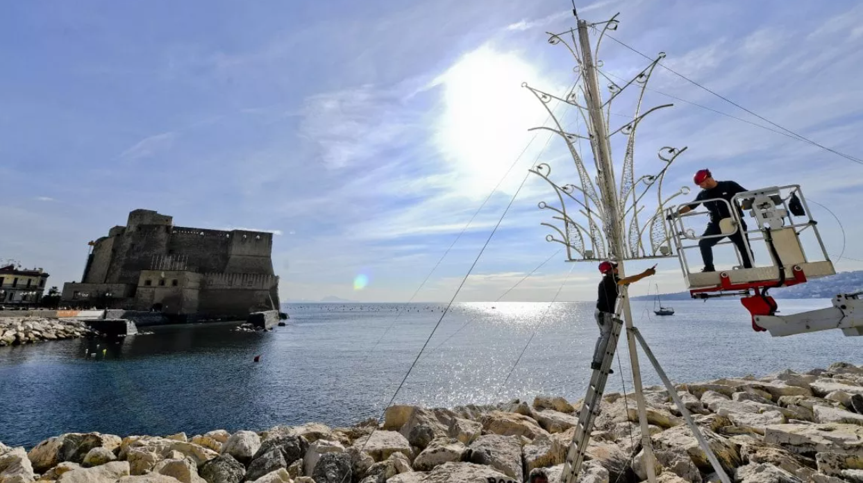 Christmas lights in Naples on the Lungomare: here are the lights on the rocks