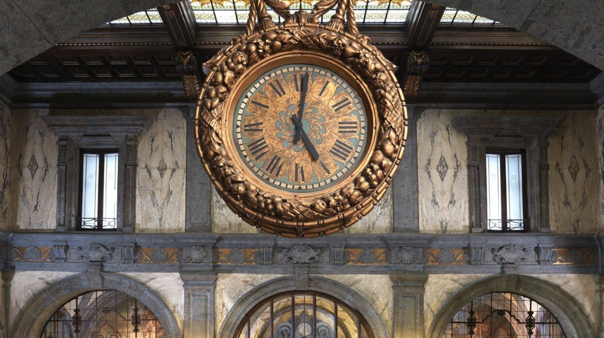 الساعة في Palazzo Zevallos في نابولي