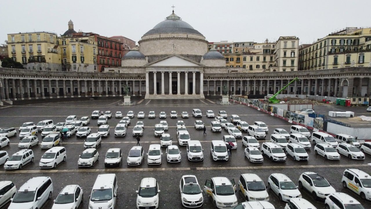 Taxi drivers in Piazza Plebiscito