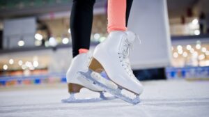 Patinador en la pista de hielo