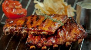 Roadhouse apre a Napoli Centrale, il famoso ristorante con carne alla griglia e ribs