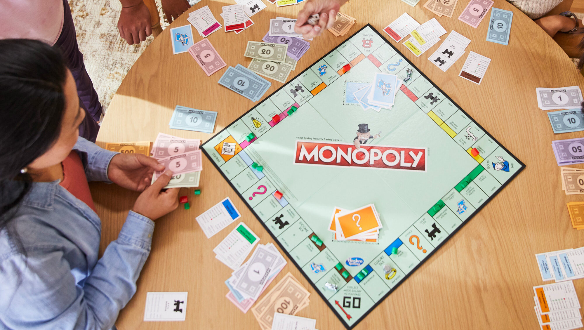 Famiglia che gioca a Monopoly