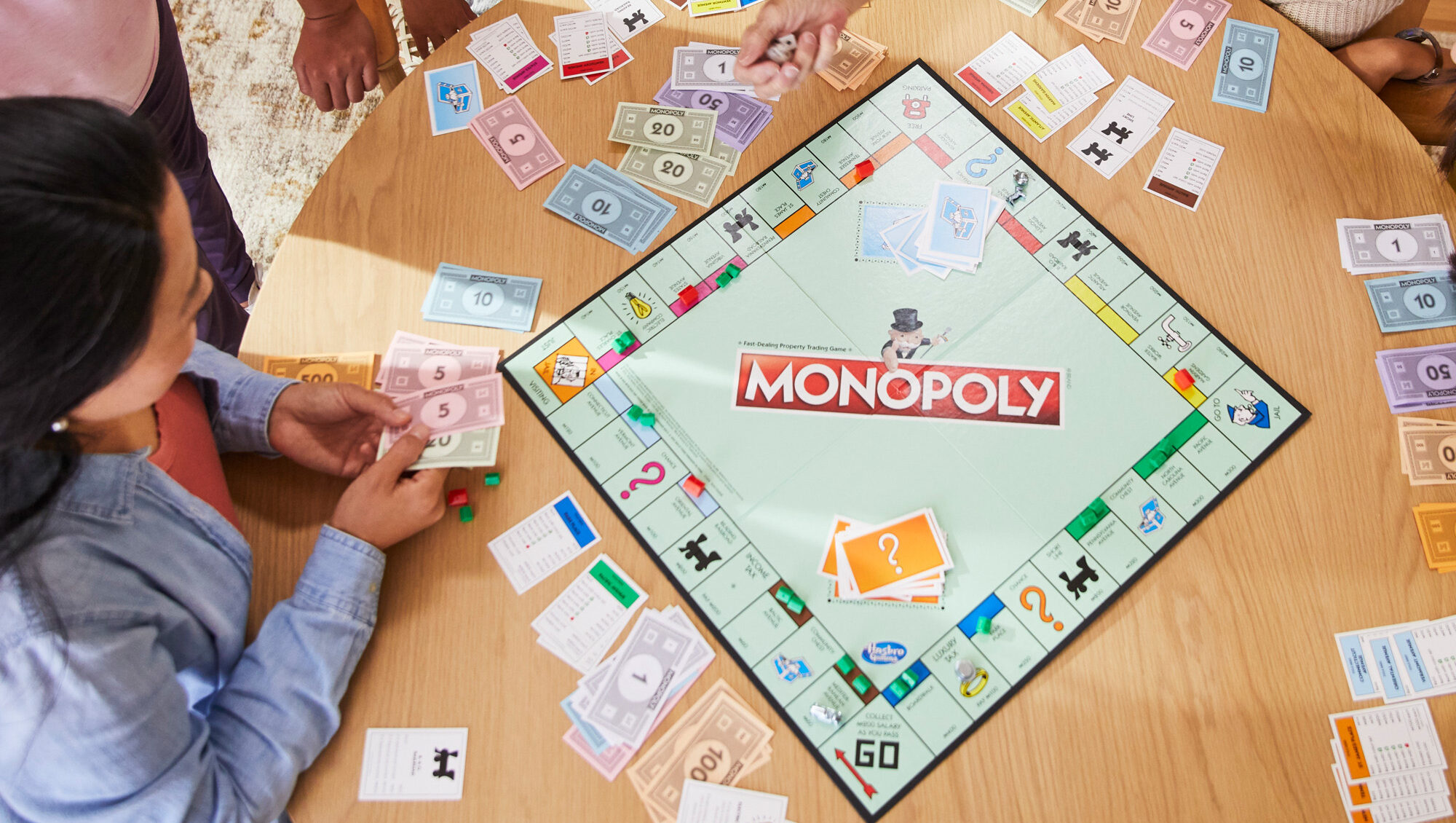 Famille jouant au Monopoly