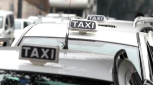Taxistreik in Neapel Am 5. und 6. Juli wurde der Alibus-Service zwischen Flughafen, Hafen und Hauptbahnhof verbessert