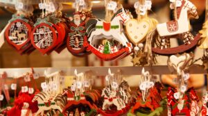 伝統的な食べ物とオリジナルの工芸品の間のカンパニアのフェスティバルとクリスマスマーケット