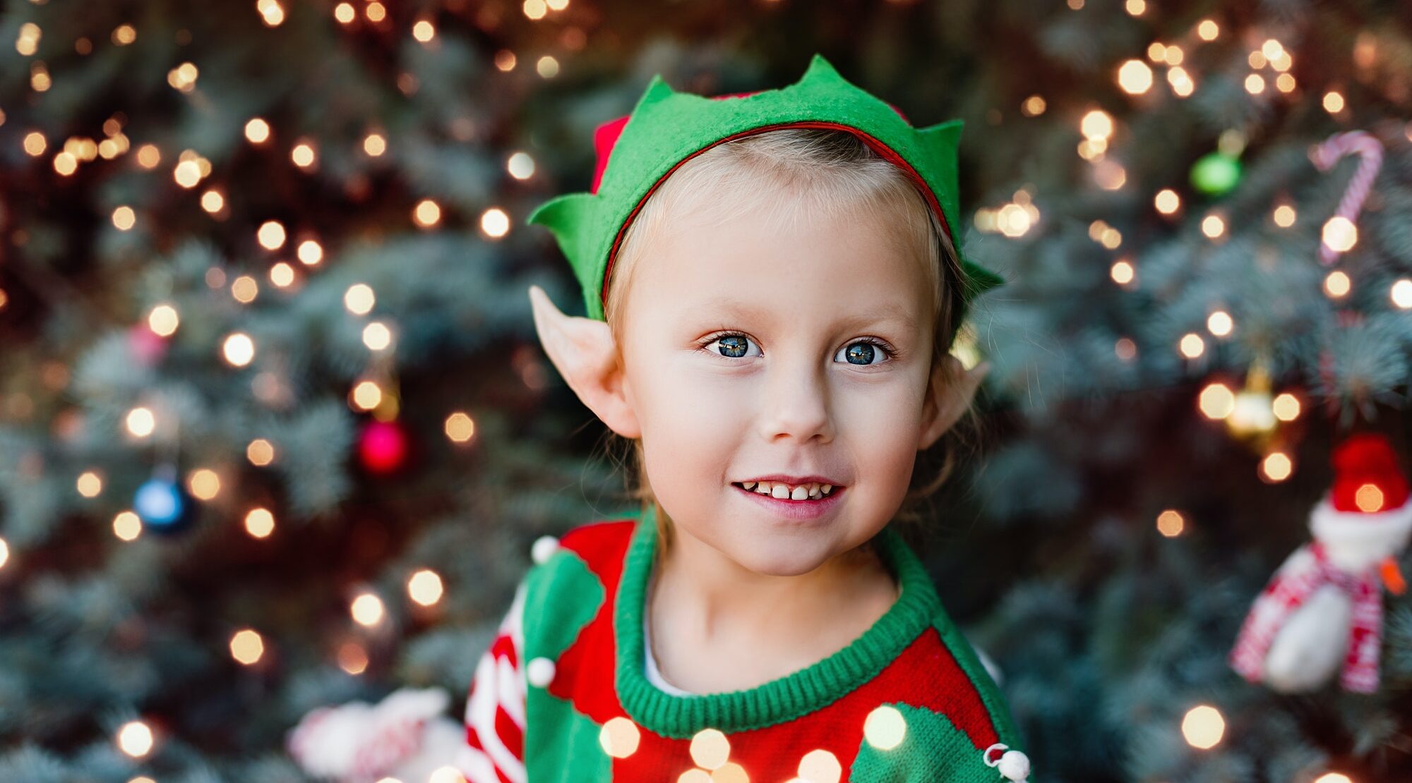 Niño disfrazado de duende