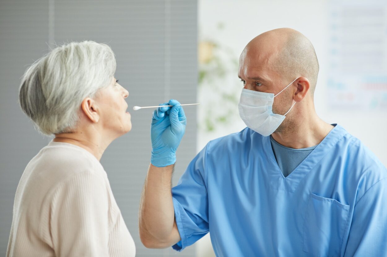 Le docteur effectue le tampon