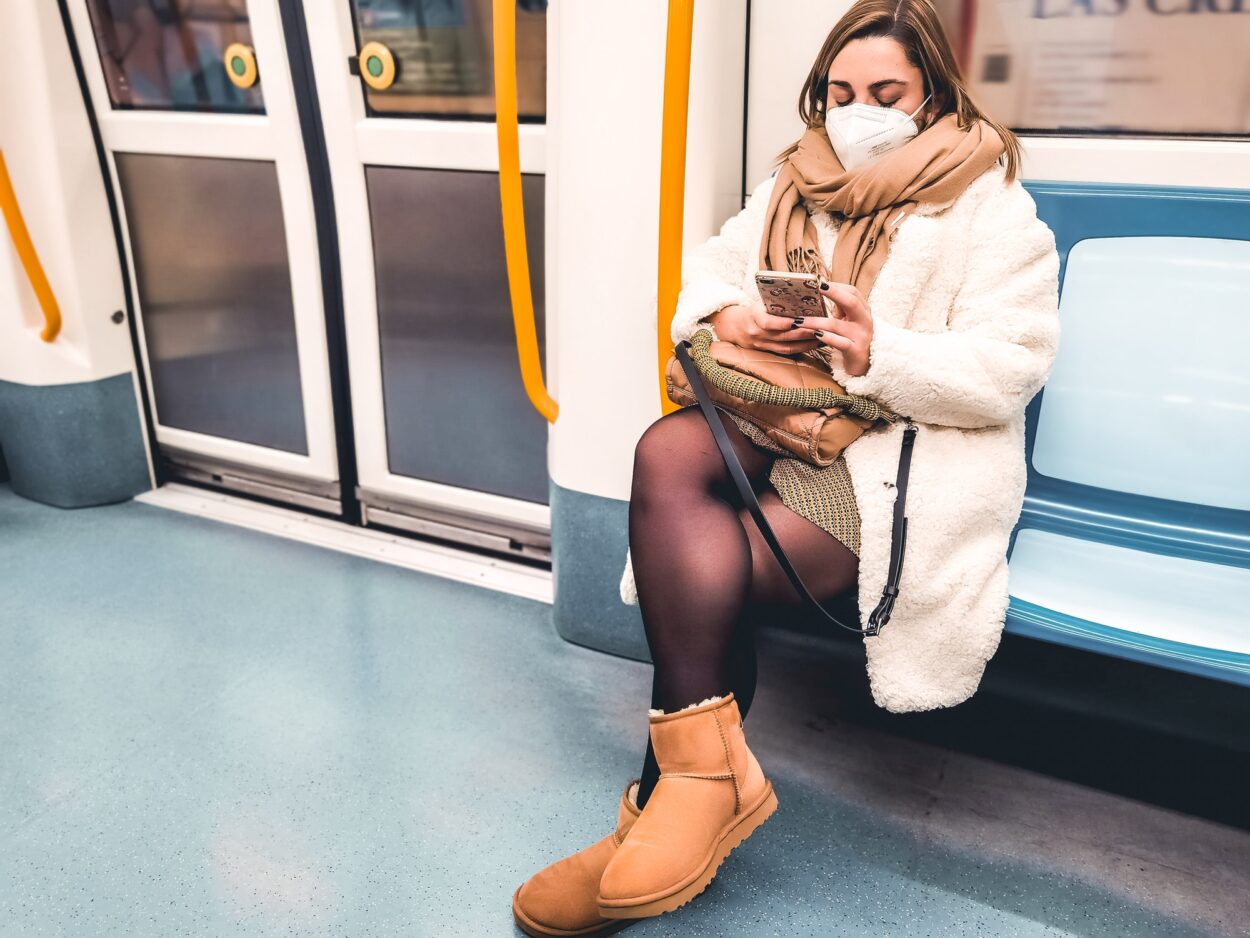 Donna con mascherina in metro