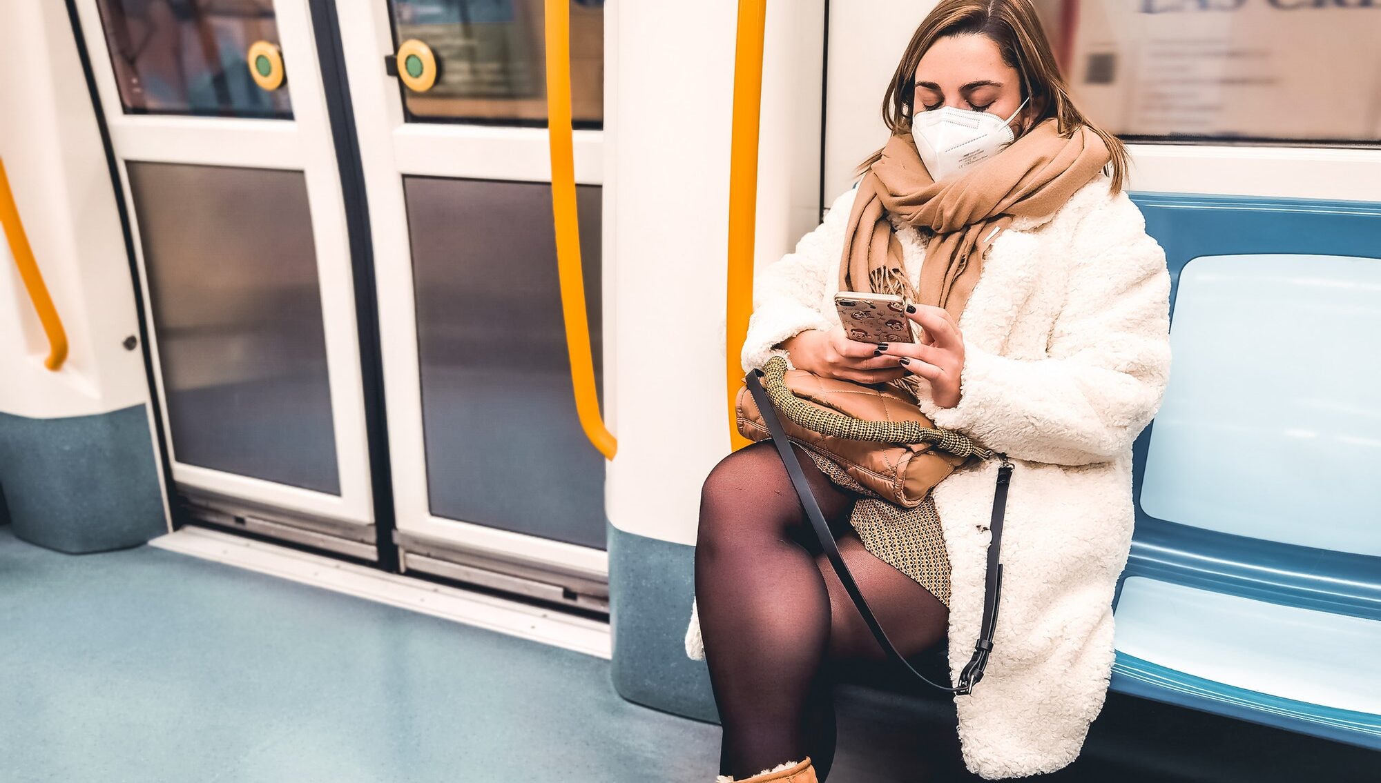 Mujer con máscara en metro