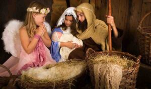 クリスマスにナポリとカンパニアで生きているキリスト降誕のシーン：衣装を着た人物と再現で生き生きとしています