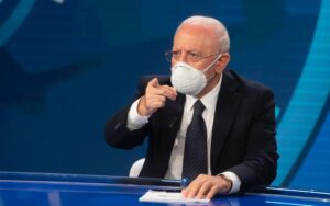 Mascherine obbligatorie in Campania, l'ordinanza di De Luca: ecco cosa prevede