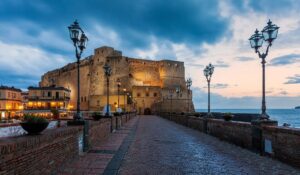 Castel dell'Ovo في نابولي ، فتحات غير عادية مجانية للمساحات المغلقة عادة