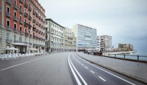 Lungomare di Napoli, ja zur Neugestaltung, aber es gibt einen Konflikt um die Fußgängerzone
