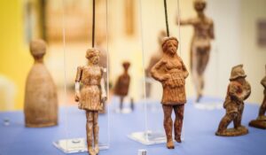 locandina di Al Mann di Napoli una mostra con 50 antichi giocattoli recuperati dai depositi