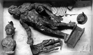 ナポリのマンにあるポンペイの遺体、シンシンのポスター：堆積物を探索する写真展
