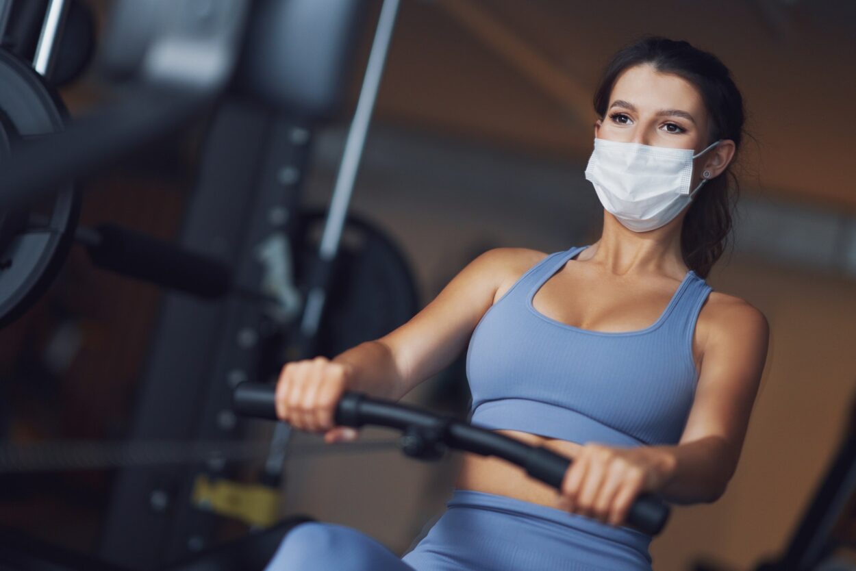 In palestra con la mascherina