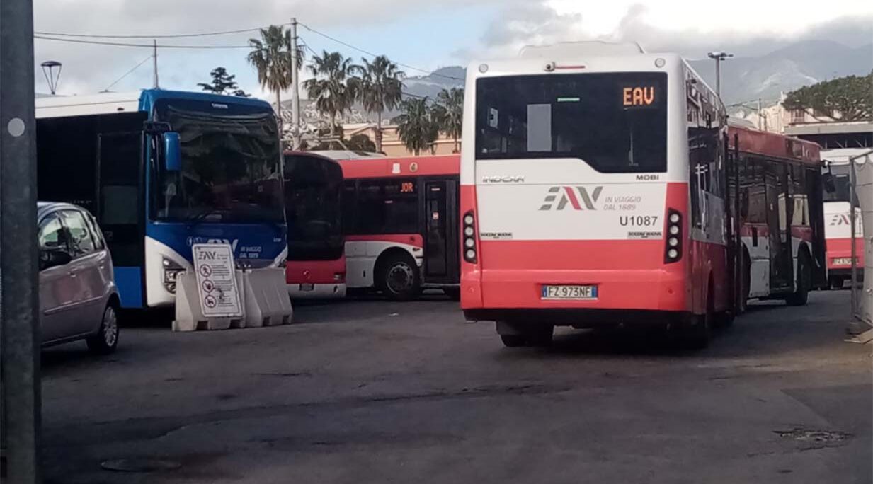 Ônibus Eav entre Napoli Centrale e Benevento: reforçou as linhas na rota