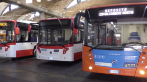 1 年 25 月 2022 日在那不勒斯的地铁 XNUMX 号线、缆车和公共汽车