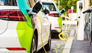 Elektroautos werden aufgeladen