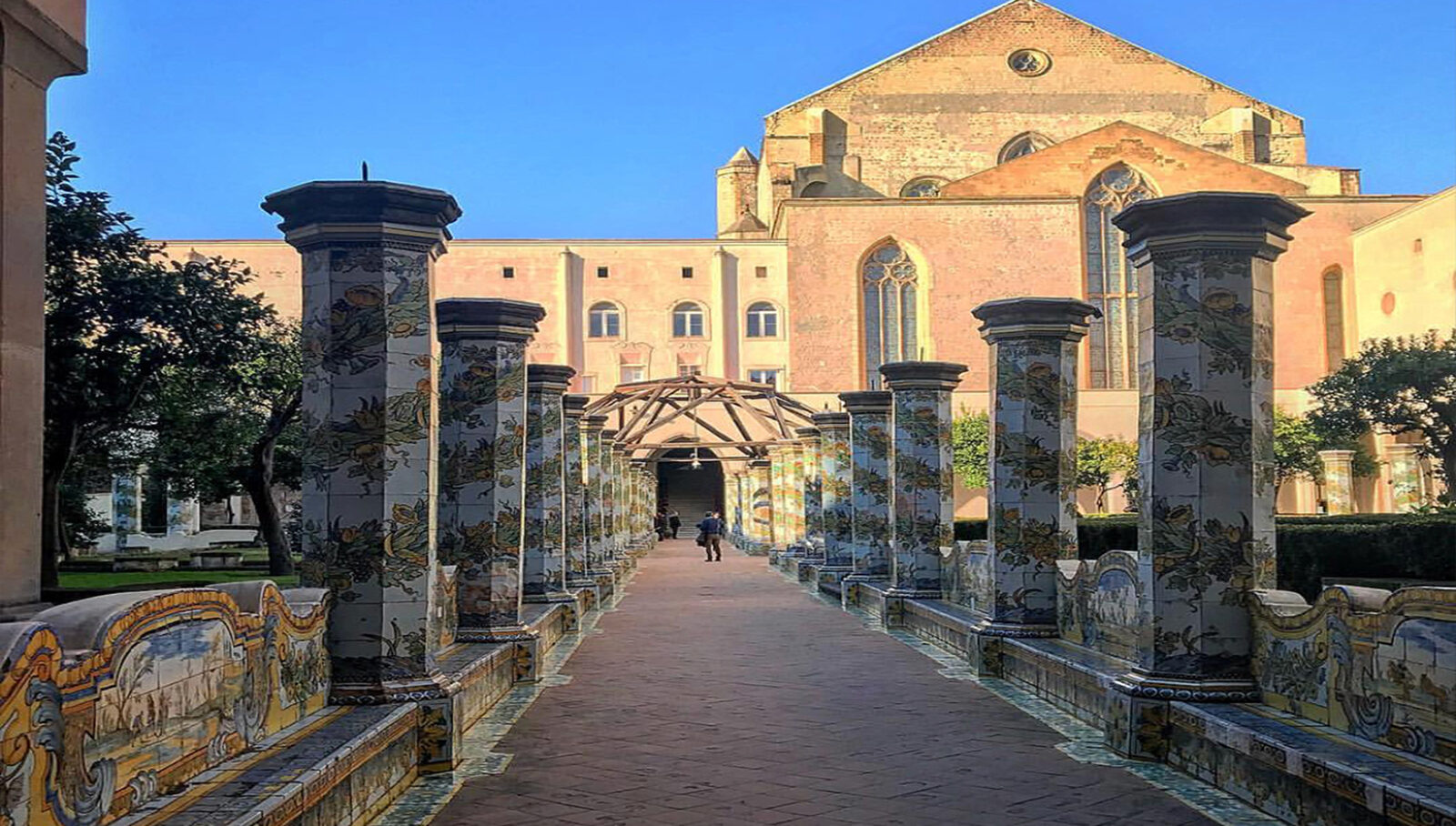 Visitas gratuitas al claustro de mayólica de la Iglesia de Santa Chiara en Nápoles