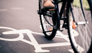 Lavori per la pista ciclabile da Piazza Bovio al Centro Direzionale: il divieto di sosta
