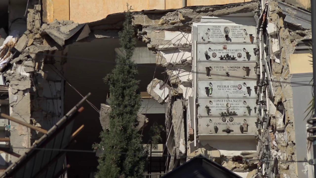 Cementerio de Poggioreale, edificio derrumbado