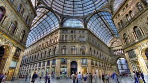 Galleria Umberto I in Neapel, es wird daran gearbeitet, das Gerüst zu entfernen und den Eingang wiederherzustellen