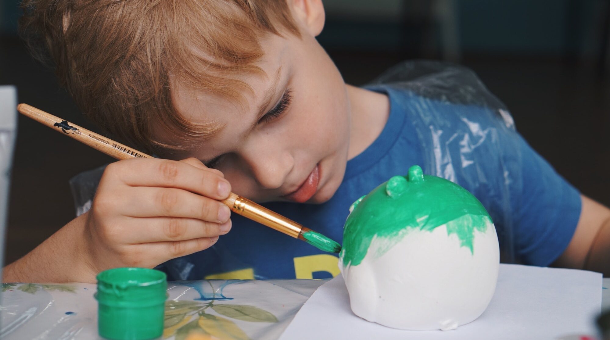 Enfant avec sculpture