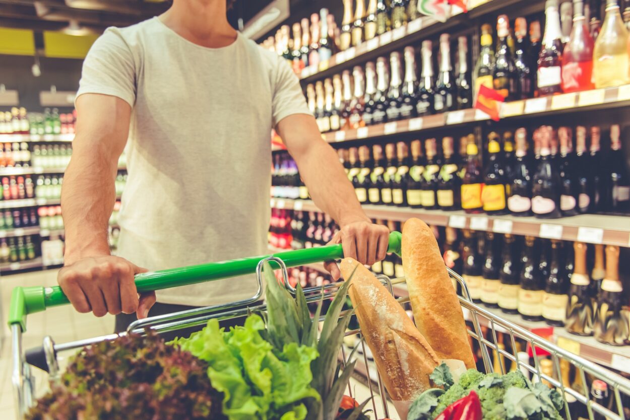 Homme au supermarché