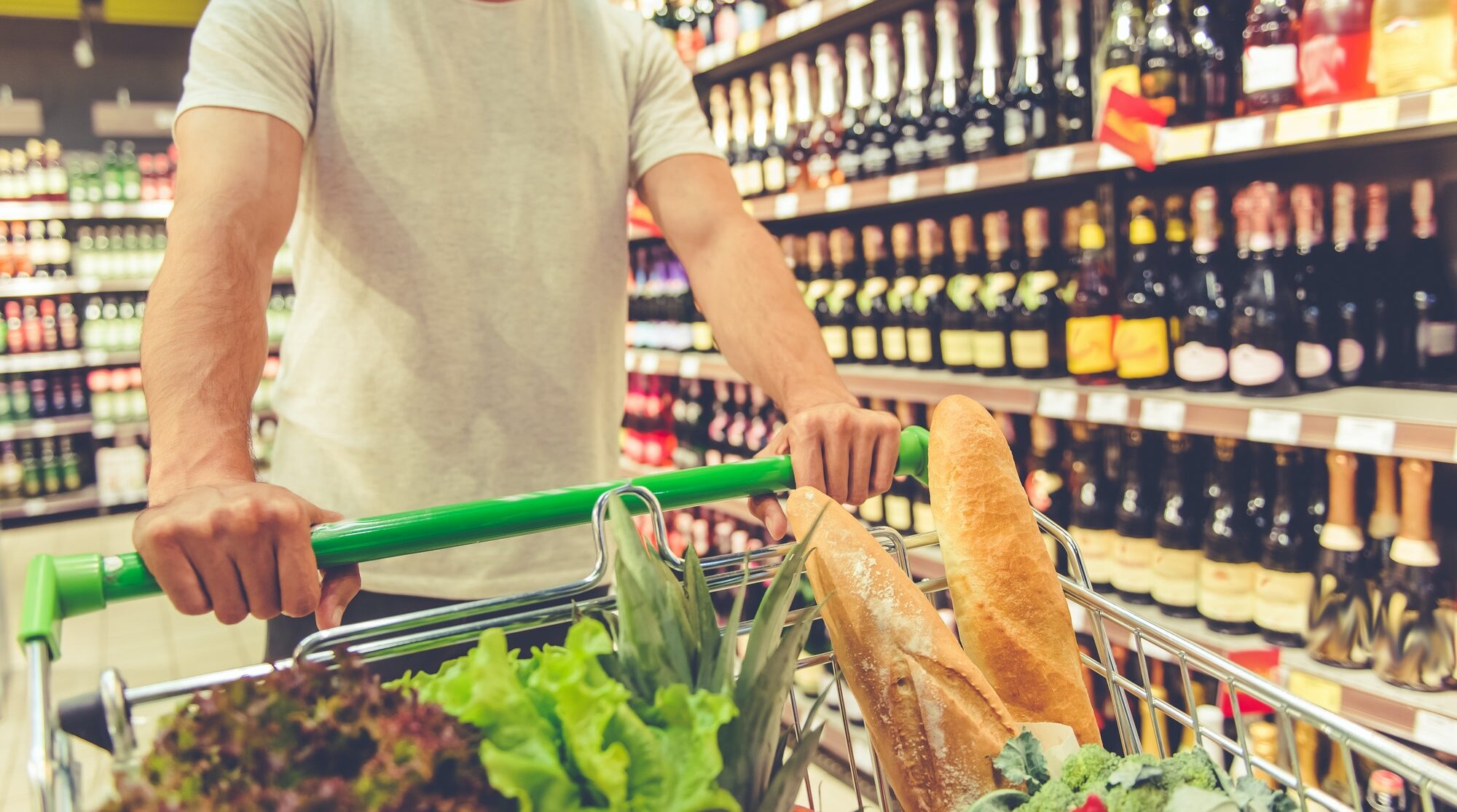 Homme au supermarché