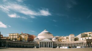 Piazza Plebiscito en Nápoles se renueva: nueva iluminación y se abre el Museo Subterráneo
