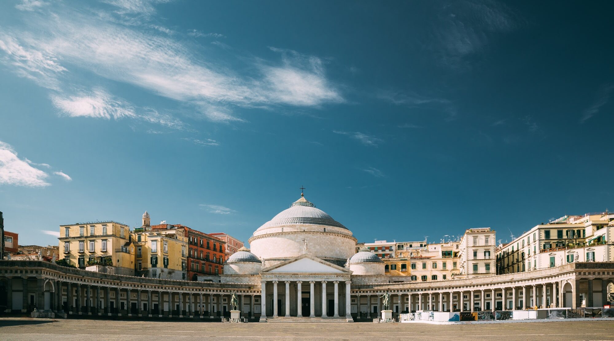 Piazza Plebiscito a Napoli si rinnova: nuova illuminazione e apre il Museo Sotterraneo