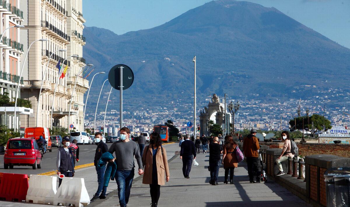 Paseo por el paseo marítimo de Nápoles