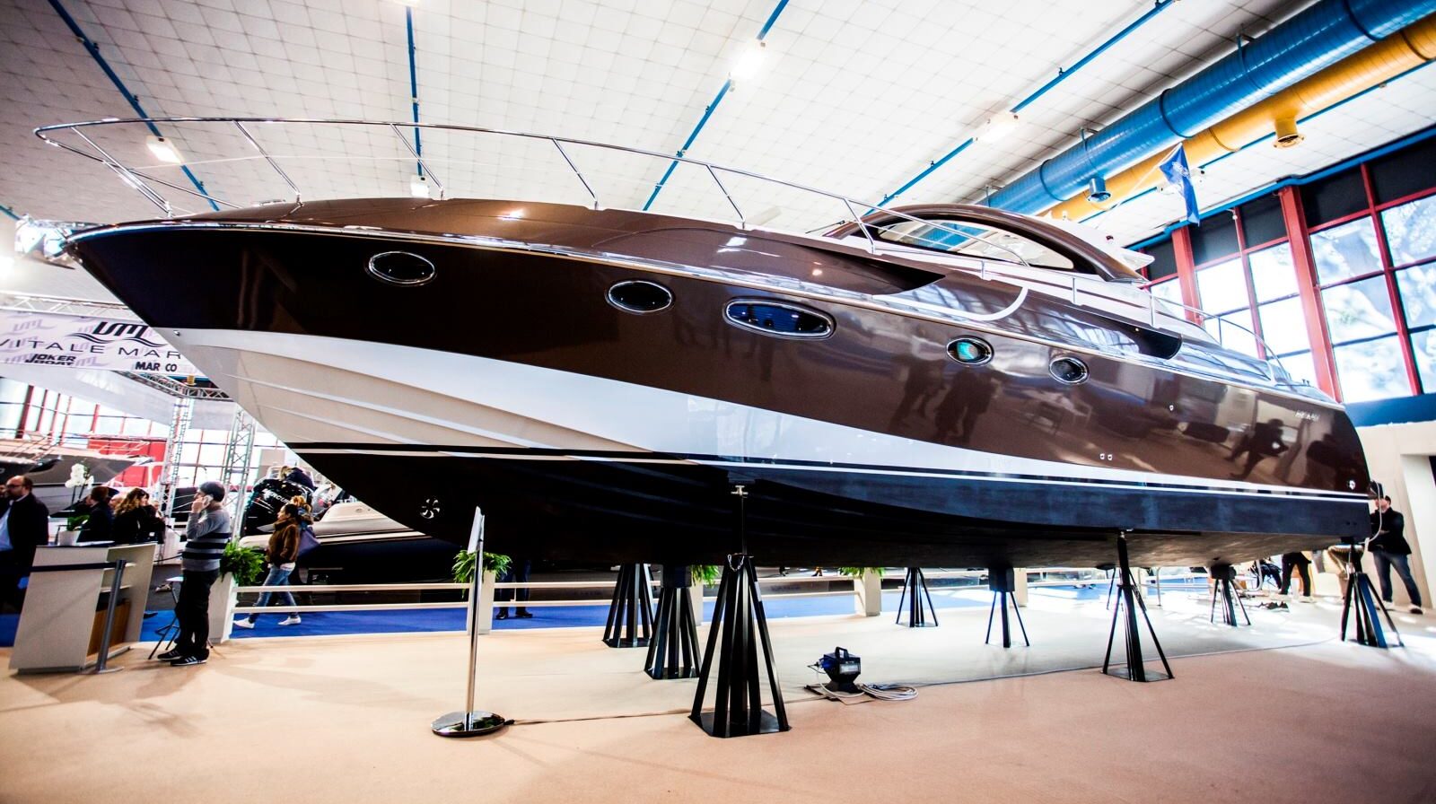 Barco en exhibición en Nauticsud