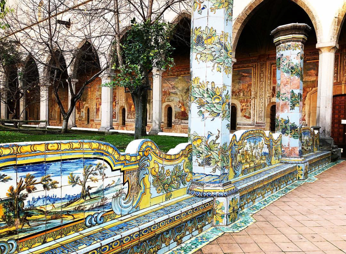 Bancs dans le cloître de Santa Chiara