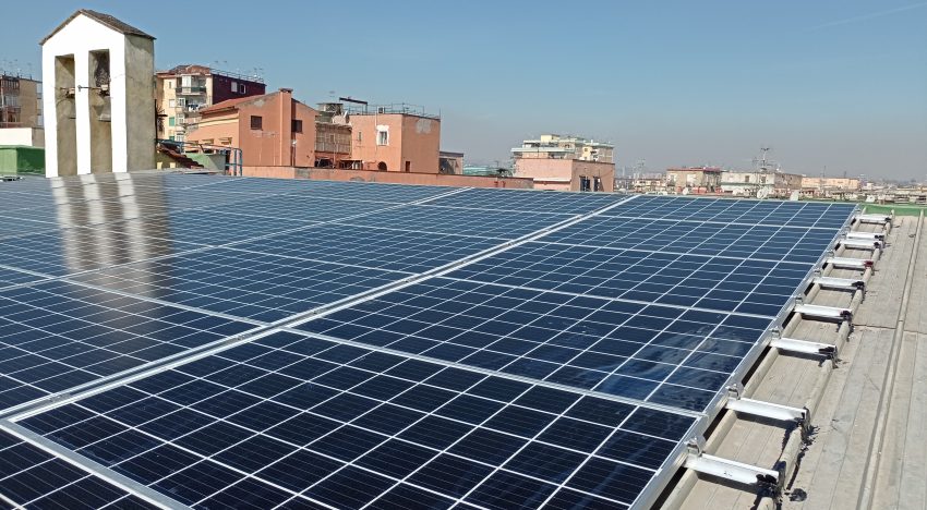 Paneles solares en San Giovanni a Teduccio