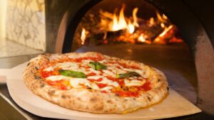 Пицца на Пьяцца-ин-Куарто с открытыми магазинами и музыкой для веселья