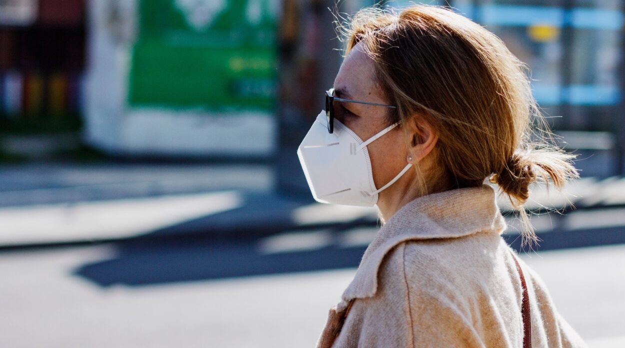 Woman with FFP2 mask