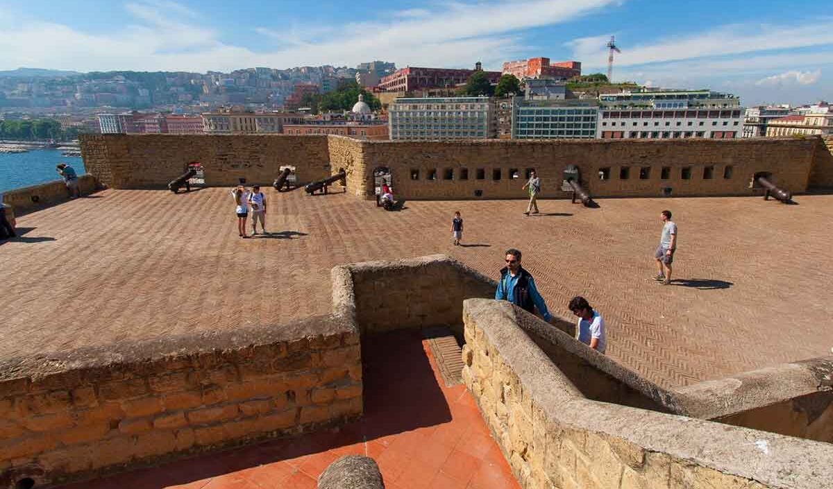 Castel dell'Ovo, Terrasse mit den Kanonen