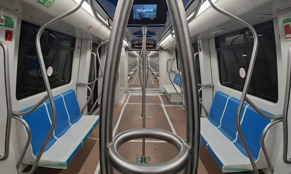 Interno nuovo treno metro Napoli