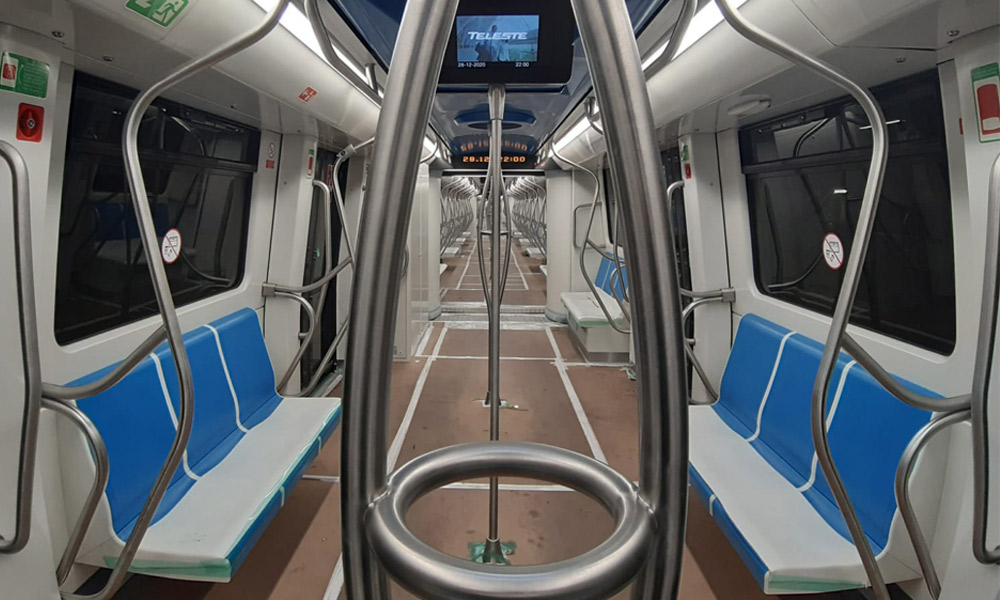 Interior do novo trem do metrô de Nápoles