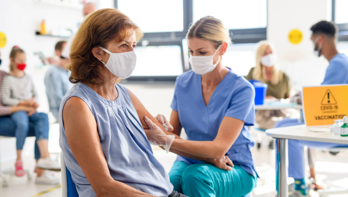 Vaccini a Napoli, alla Fagianeria di Capodimonte giornate per prenotazione quarta dose