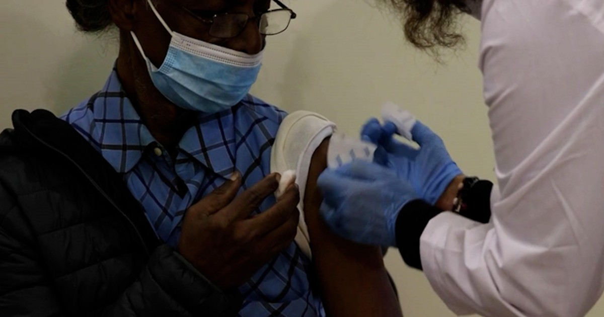 Vaccino a un migrante al Rione Sanità