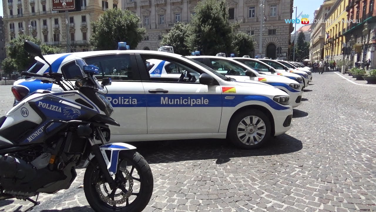 Carro de polícia de trânsito em Nápoles