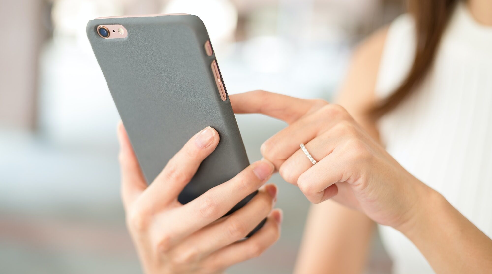 mujer en el telefono