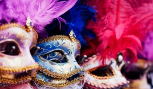 Der soziale Karneval von Bagnoli in Neapel mit einem großen symbolischen Tintenfisch und viel Spaß