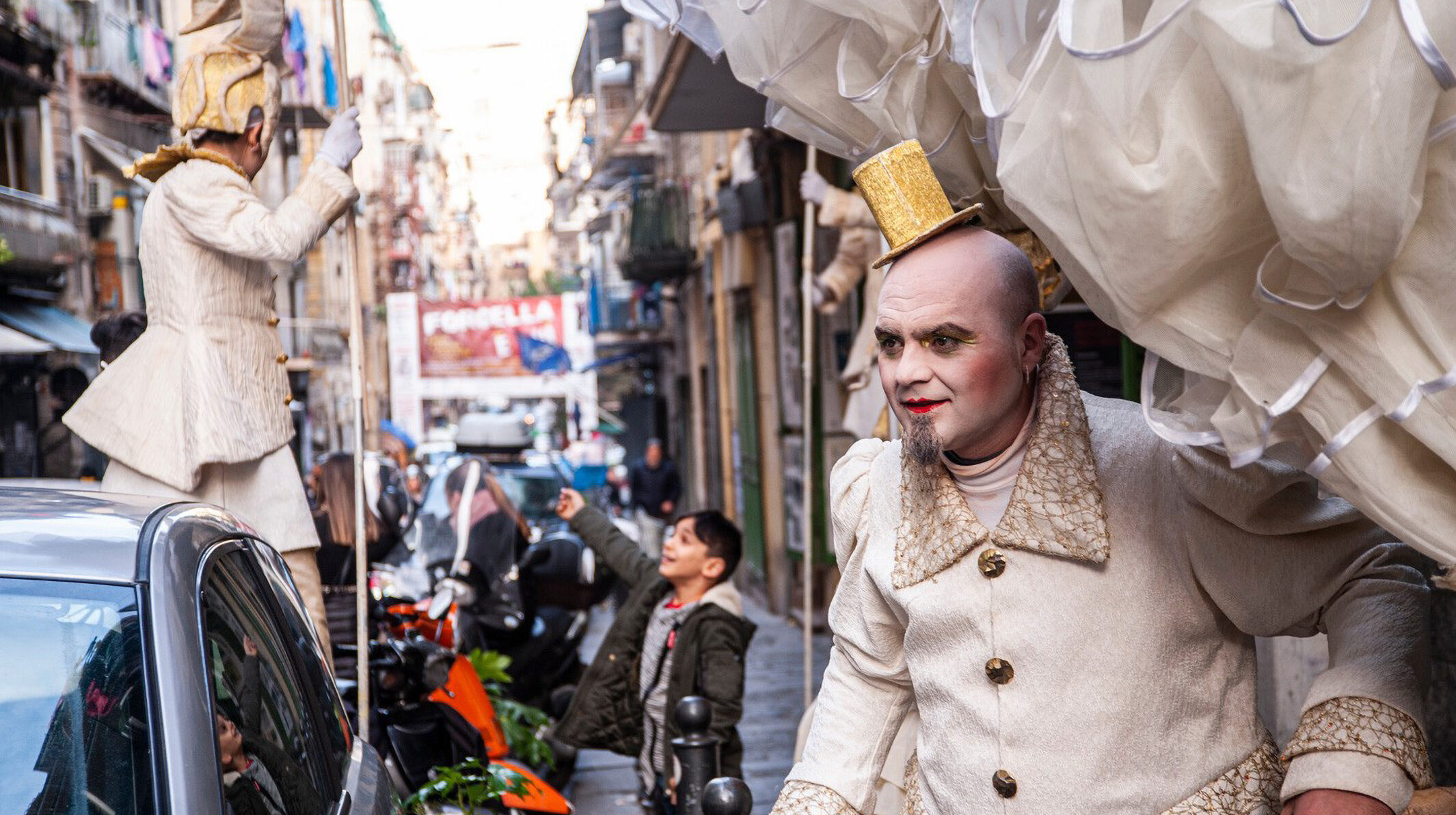 Carnevale a Napoli, per le strade della città bambini vestiti a festa