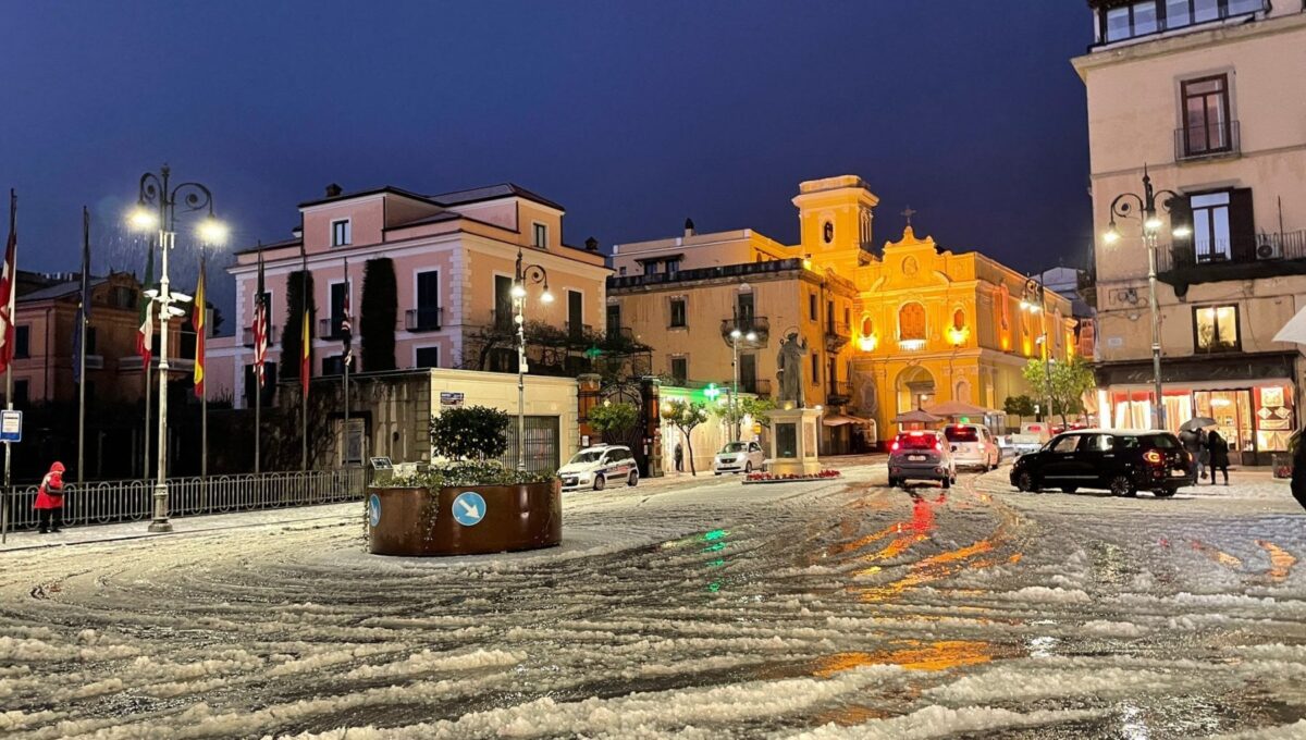 Schnee in Sorrento und Positano, den beiden weißen Städten in der Nacht