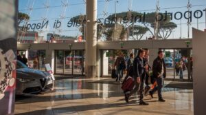 Flughafen Capodichino, der Ausweisschalter hat einen halben Tag geöffnet: Chaos