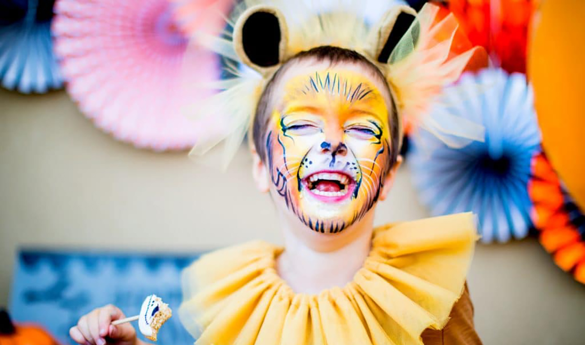 Bambino con costume di Carnevale